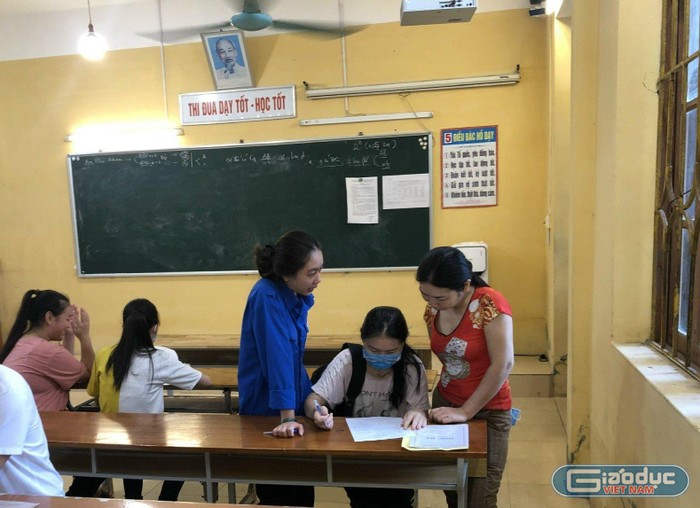 Phụ huynh và học sinh đến làm thủ tục nhập học tại Trường Trung học phổ thông Kiến Thuỵ (Ảnh: Phạm Linh)