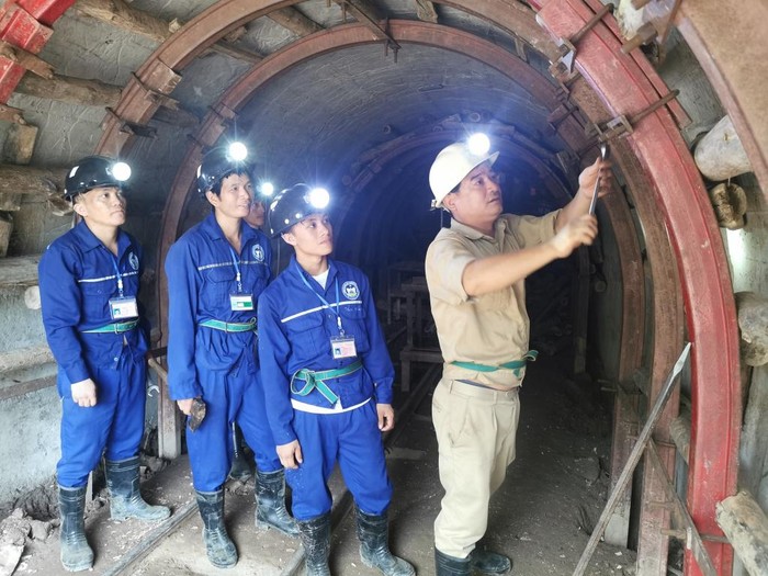 Thầy Nguyễn Văn Khoát (bên phải) hướng dẫn học sinh củng cố vị trí làm việc trước khi vào thực hành (Ảnh: Nguyễn Hưng)