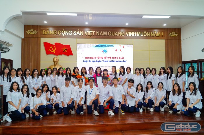 Tập thể và những học sinh đạt giải chụp ảnh lưu niệm (Ảnh: Lã Tiến)