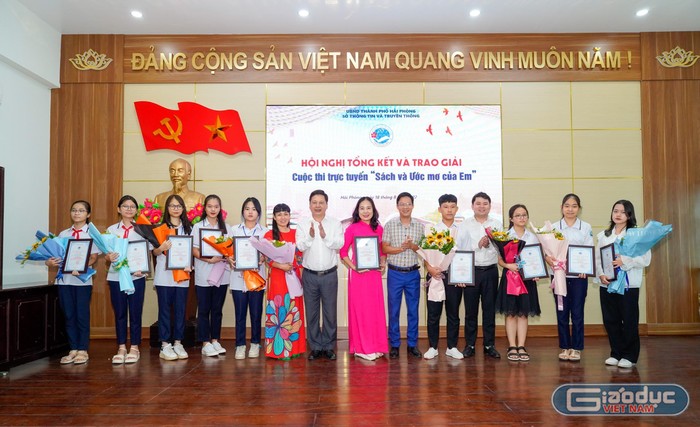 Lãnh đạo Ban tuyên giáo Thành uỷ và Sở Thông tin và Truyền thông trao giải cho tập thể, học sinh xuất sắc đạt giải trong cuộc thi (Ảnh: Lã Tiến)