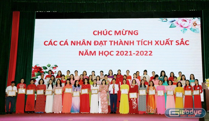 Các cá nhân đạt thành tích xuất sắc trong năm học 2021-2022 (Ảnh: Biên Cương)