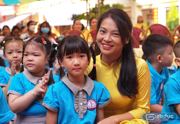 Cô và trò Trường Tiểu học Chu Văn An vui tươi, phấn khởi trong ngày khai giảng (Ảnh: Lã Tiến)