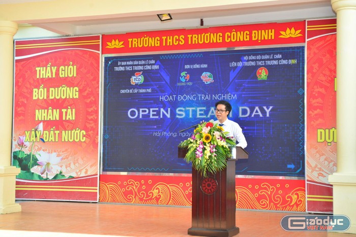 9Thầy giáo Hà Huy Hiệp – Hiệu trưởng Trường Trung học cơ sở Trương Công Định phát biểu tại chuyên đề (Ảnh: HH)