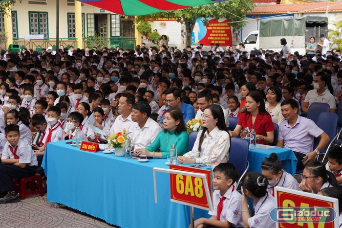 Chương trình &quot;Chắp cánh ước mơ&quot; nhận được sự chào đón nồng nhiệt của cán bộ, giáo viên và học sinh nhà trường (Ảnh: LT)