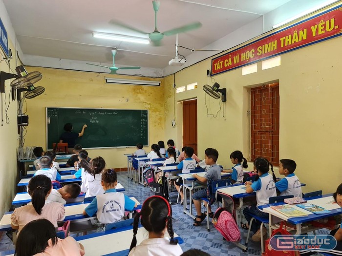 Nhà trường phải mượn tạm 2 lớp của Trường Trung học cơ sở Thanh Xuân để học sinh học tập (Ảnh: Lã Tiến)