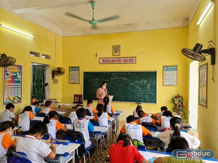 Học sinh lớp 4 của Trường Tiểu học Thanh Xuân phải học ở phòng được trưng dụng điểm trường cũ của Mầm non Thanh Xuân (Ảnh: Lã Tiến)