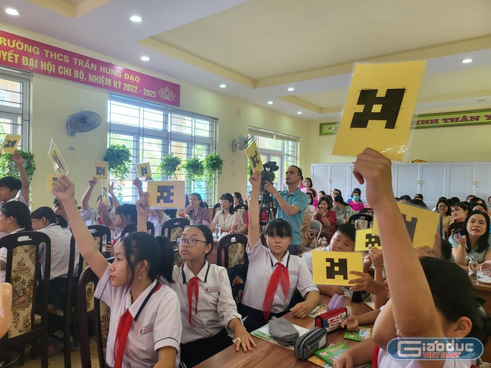 Các học sinh hào hứng tham gia giờ hoạt động trải nghiệm - hướng nghiệp do cô giáo Nguyễn Thị Thanh Thủy đảm nhiệm (Ảnh: Lã Tiến)