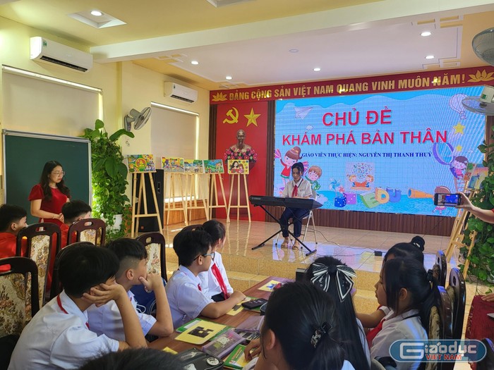 Học sinh thể hiện tài năng đánh đàn (Ảnh: Lã Tiến)