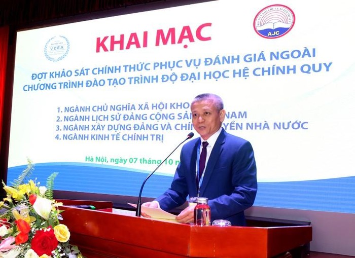 TS. Trần Đình Quang, Giám đốc Trung tâm Kiểm định chất lượng giáo dục – Trường Đại học Vinh phát biểu khai mạc buổi lễ sáng 7/10/2022 (Ảnh: Minh Đức)