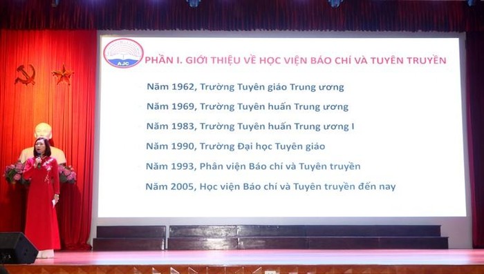 PGS.TS. Nguyễn Thị Trường Giang, Ủy viên Ban Thường vụ Đảng ủy, Phó Giám đốc Học viện, Phó Chủ tịch Hội đồng tự đánh giá giới thiệu về Học viện Báo chí và Tuyên truyền tại buổi lễ (Ảnh: Minh Đức)