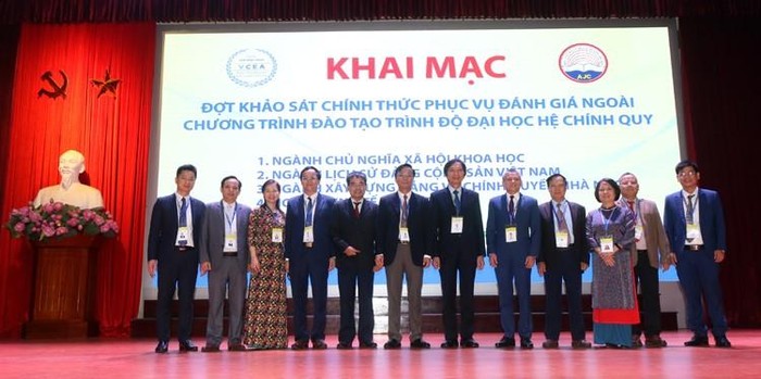 Đoàn chuyên gia Đánh giá ngoài chụp ảnh tại Lễ Khai mạc đợt khảo sát chính thức 04 chương trình đào tạo của Học viện Báo chí và Tuyên truyền (Ảnh: Minh Đức)