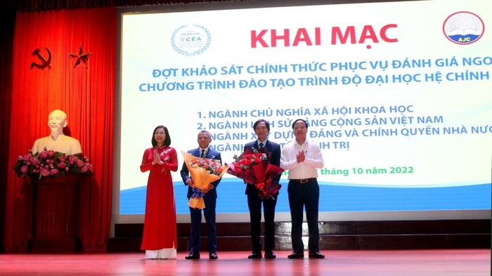 Ban lãnh đạo Học viện tặng hoa chào mừng Đoàn đánh giá ngoài đến làm việc tại Học viện Báo chí và Tuyên truyền (Ảnh: Minh Đức)