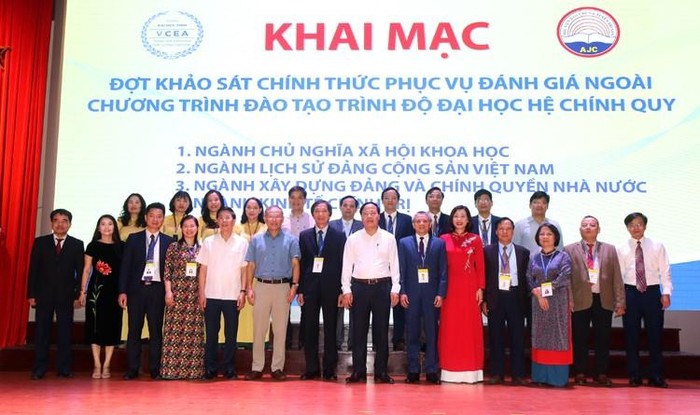 Ban Lãnh đạo Học viện, các đại biểu cùng Đoàn chuyên gia đánh giá ngoài chụp ảnh tại buổi lễ (Ảnh: Minh Đức)