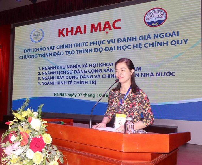 ThS. Nguyễn Thị Minh, Chuyên viên Trung tâm Kiểm định chất lượng giáo dục, Đại học Vinh công bố Quyết định thành lập Đoàn chuyên gia đánh giá ngoài đối với 4 chương trình đào tạo của Học viện Báo chí và Tuyên truyền (Ảnh: Minh Đức)