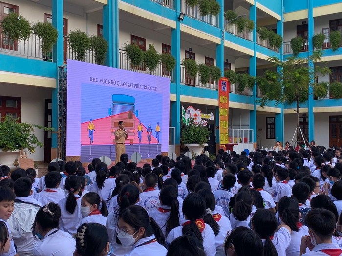 Đoàn thanh niên Phòng Cảnh sát giao thông đường bộ, đường sắt - Công an Hải Phòng tuyên truyền, giáo dục pháp luật về trật tự an toàn giao thông cho học sinh Trường Trung học cơ sở Trần Phú (quận Lê Chân). Ảnh: LT