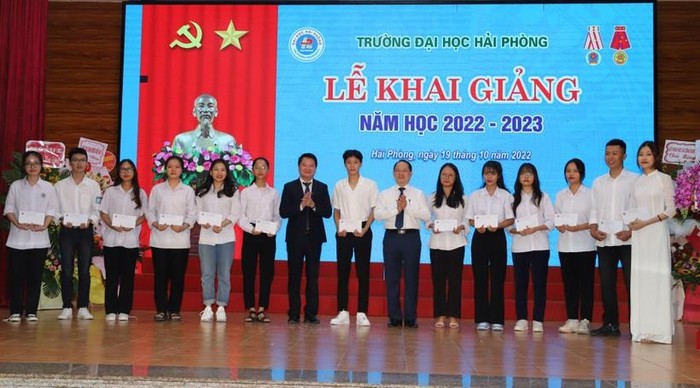 Lãnh đạo Trường Đại học Hải Phòng khen thưởng sinh viên đạt điểm cao trong kì tuyển sinh đầu vào năm học 2022-2023 (Ảnh: ND)