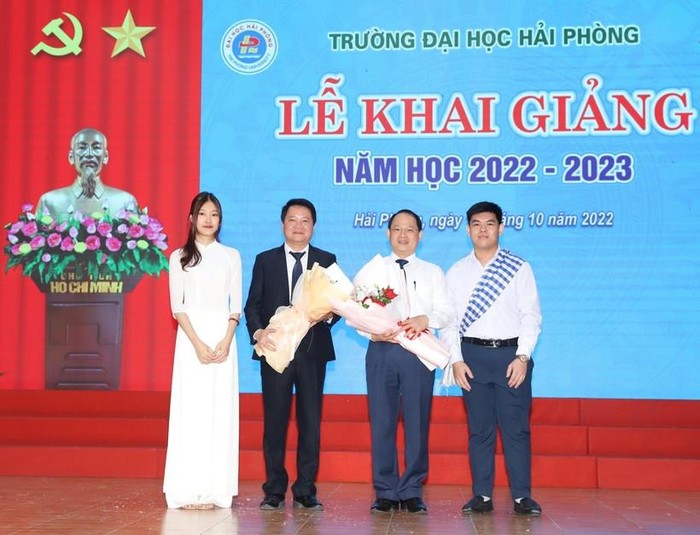 Sinh viên tiêu biểu của Trường Đại học Hải Phòng tặng hoa Bí thư Đảng uỷ và Hiệu trưởng Nhà trường (Ảnh: ND)