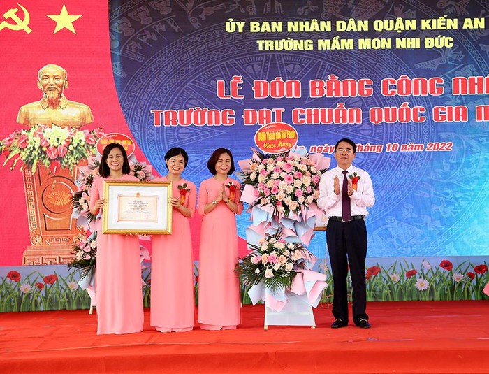Ông Lê Khắc Nam - Phó chủ tịch Uỷ ban nhân dân thành phố Hải Phòng trao Bằng công nhận trường chuẩn Quốc gia mức độ 2 cho Trường Mầm non Nhi Đức (Ảnh: CTV)