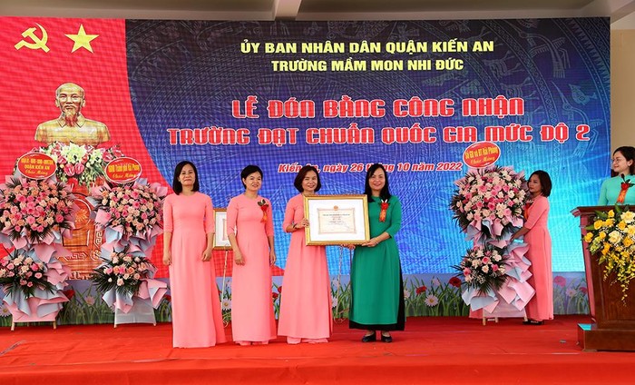 Lãnh đạo Sở Giáo dục và Đào tạo Hải Phòng trao Chứng nhận đạt kiểm định chất lượng giáo dục cho Trường Mầm non Nhi Đức (Ảnh: CTV)