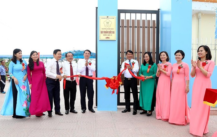 Lãnh đạo Uỷ ban nhân dân thành phố Hải Phòng và lãnh đạo quận Kiến An gắn biển công nhận Trường Mầm non Nhi Đức đạt chuẩn quốc gia mức độ 2 (Ảnh: CTV)