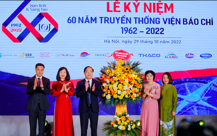 Lãnh đạo Học viện Báo chí và tuyên truyền tặng hoa chúc mừng Viện Báo chí nhân kỷ niệm 60 năm ngày truyền thống (Ảnh: CTV)