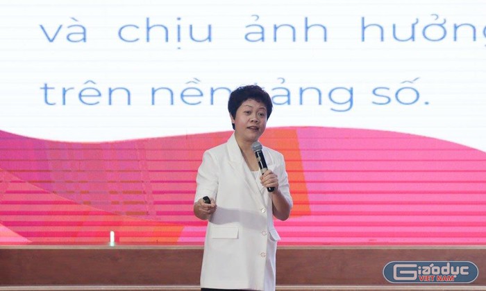 Chuyên gia Chu Thị Cẩm Thơ - Trưởng ban nghiên cứu đánh giá giáo dục, Viện khoa học giáo dục Việt Nam chia sẻ tại hội thảo (Ảnh: LT)