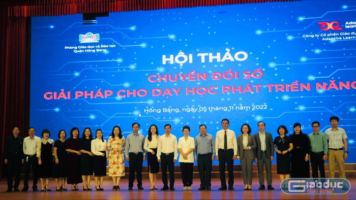 Các đại biểu tham dự hội thảo chụp ảnh lưu niệm (Ảnh: LT)