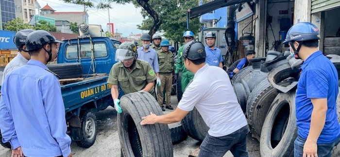 Lực lượng chức năng Hải Phòng xử lý vi phạm đường hè trên tuyến đường Nguyễn Bỉnh Khiêm (Ảnh: ML)