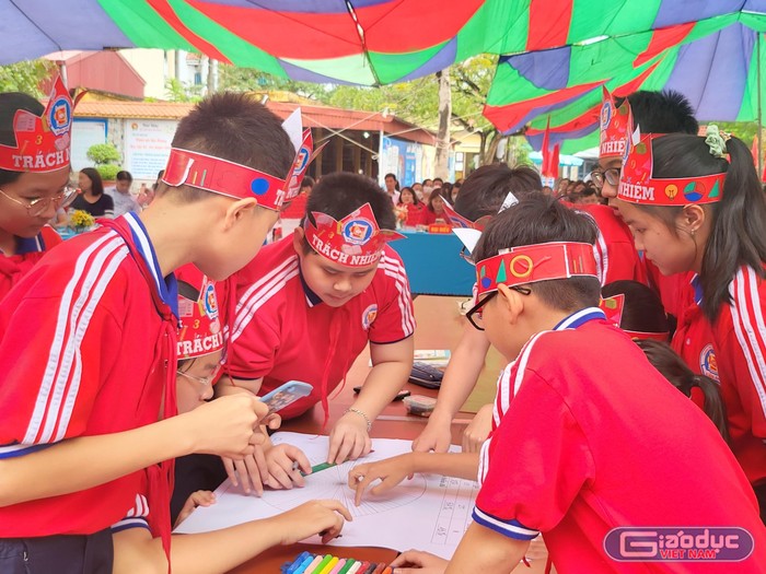 Các em học sinh thảo luận nhóm về biểu đồ hình quạt tròn (Ảnh: Lã Tiến)