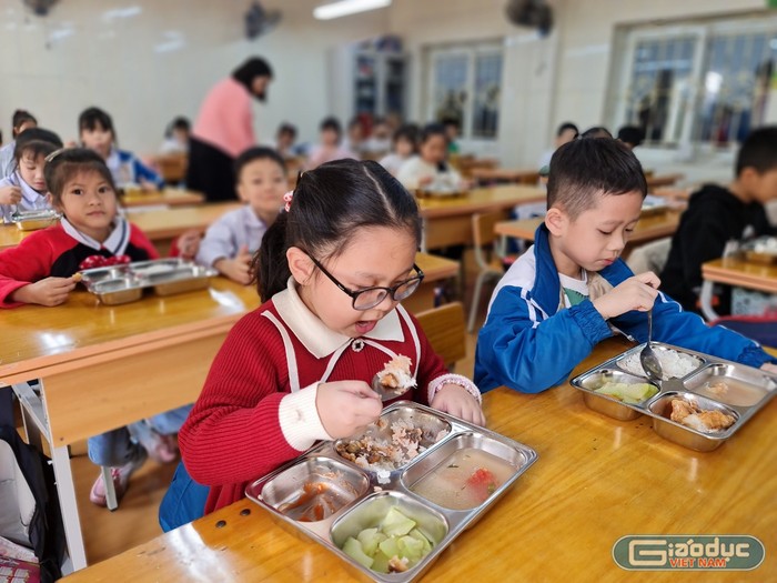 Với quá nhiều chi phí phát sinh, các bậc phụ huynh đang lo lắng về chất lượng bữa ăn của học sinh khi doanh nghiệp nấu ăn trong trường học. (Ảnh: Diệu Anh)