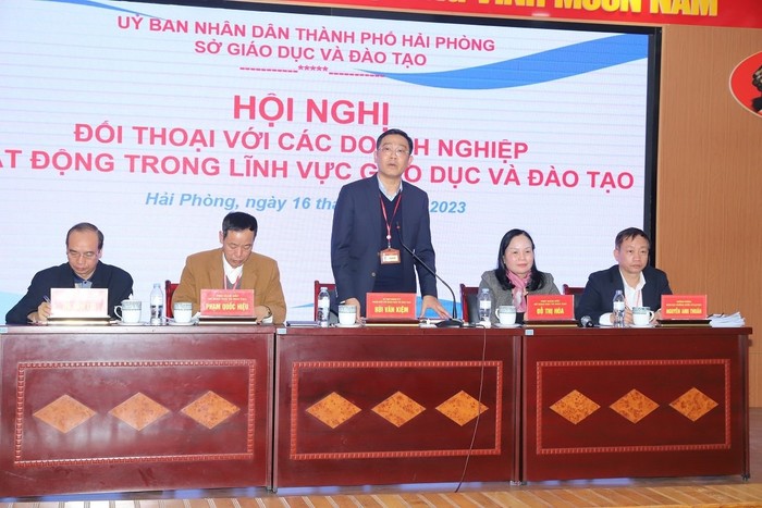 Ông Bùi Văn Kiệm - Giám đốc Sở Giáo dục và Đào tạo Hải Phòng giải đáp những thắc mắc của doanh nghiệp (Ảnh: MH)