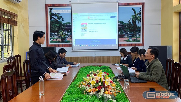 Cán bộ, giáo viên Trường Trung học cơ sở Quang Minh (huyện Gia Lộc, Hải Dương) thảo luận sách lớp 8 (Ảnh: LT)