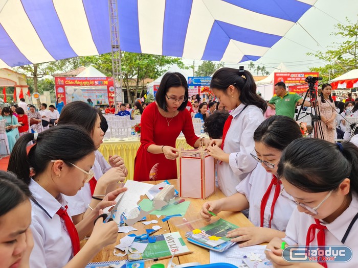 Học sinh Trường Trung học cơ sở Anh Dũng thực hành làm đèn kéo quân (Ảnh: Lã Tiến)