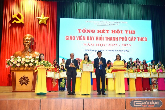 Giáo viên của Trường Trung học cơ sở Đà Nẵng được tặng bằng khen tại hội thi giáo viên giỏi thành phố. (Ảnh: LT)