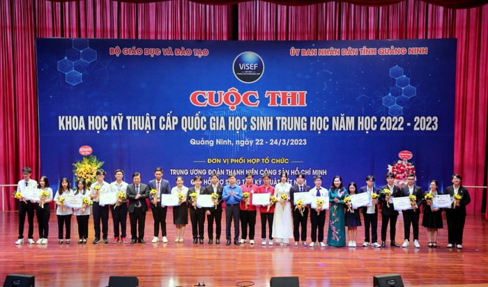 Ban tổ chức trao giải cho các dự án đạt giải nhất cuộc thi Khoa học kỹ thuật cấp quốc gia năm học 2022-2023 (Ảnh: CTV)