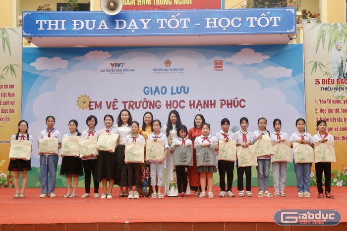 Ban tổ chức trao thưởng cho 15 em có tác phẩm xuất sắc lọt vào vòng 2 của cuộc thi (Ảnh: TA)