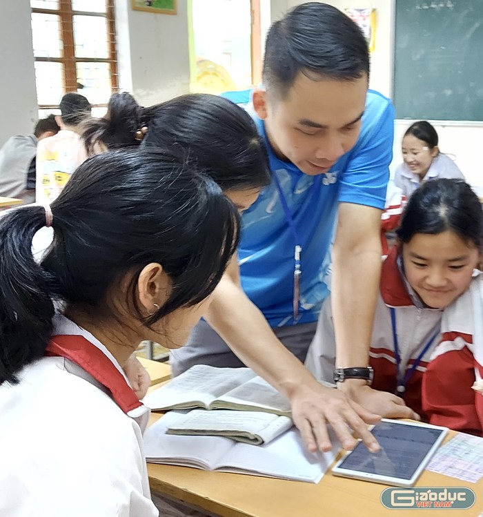 Thầy và trò Trường Phổ thông dân tộc nội trú THCS và THPT Mèo Vạc (Hà Giang) trong tiết học Toán (Ảnh: NVCC)