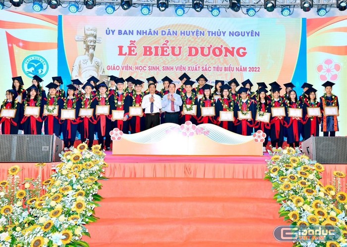 Huyện Thuỷ Nguyên hàng năm tổ chức biểu dương học sinh, sinh viên, giáo viên tiêu biểu (Ảnh: NN)