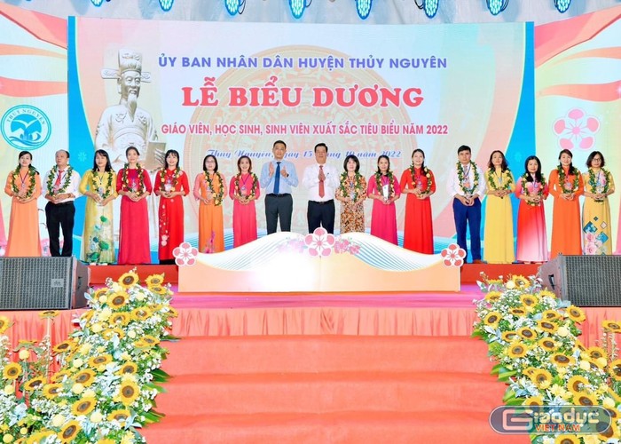 Lãnh đạo huyện Thuỷ Nguyên, Sở Giáo dục và Đào tạo biểu dương các giáo viên tiêu biểu (Ảnh: NN)