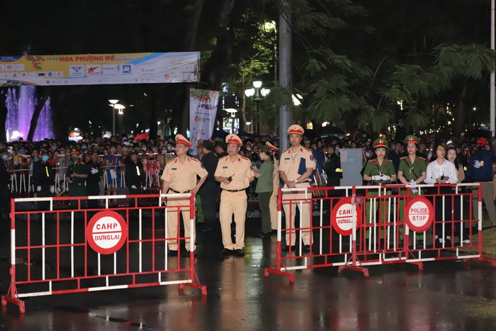 Lực lượng công an bảo đảm an ninh trật tự tại lễ hội (Ảnh: ĐT)