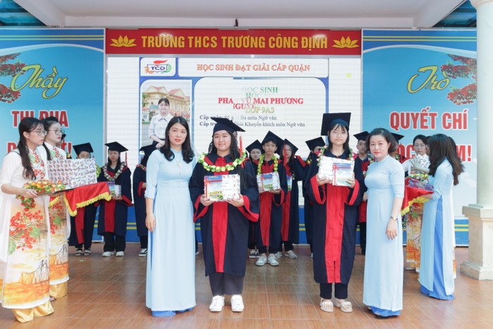 Trao thưởng cho học sinh giỏi (Ảnh: HH)