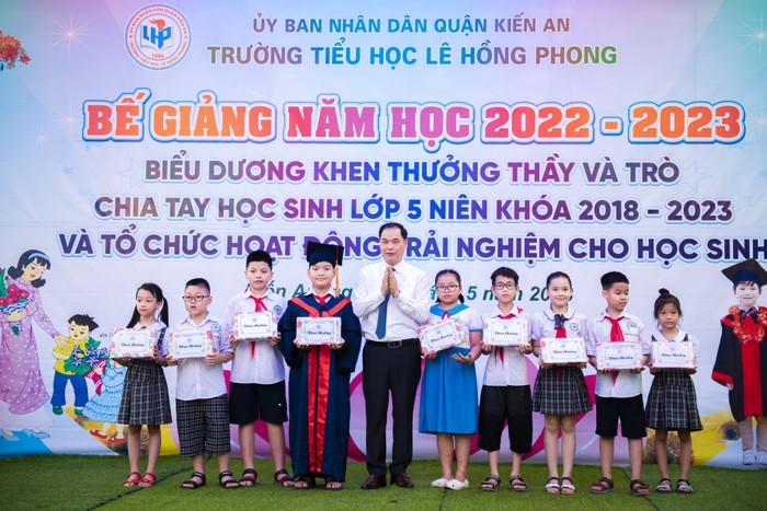 Lãnh đạo nhà trường trao thưởng cho học sinh đạt thành tích cao trong học tập (Ảnh: LT)