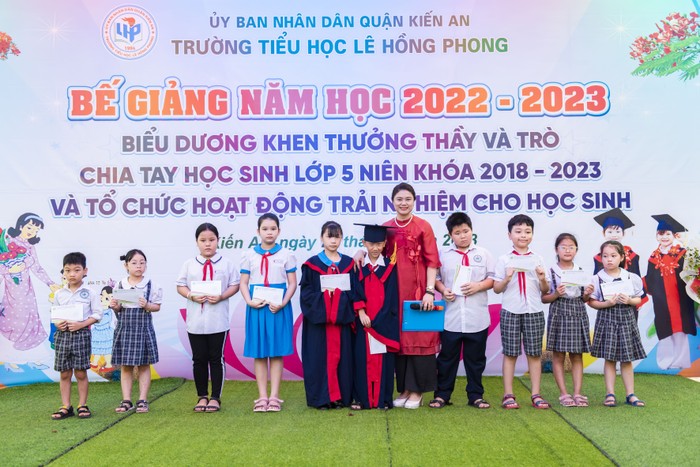 Lãnh đạo Công ty TNHH Chế Biến và Cung Cấp Thực Phẩm New Green tặng quà học sinh có hoàn cảnh khó khăn (Ảnh: LT)