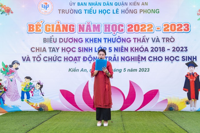 Lãnh đạo Công ty TNHH Chế Biến và Cung Cấp Thực Phẩm New Green - đơn vị cung cấp suất ăn cho Trường Tiểu học Lê Hồng Phong phát biểu tại buổi lễ (Ảnh: LT)