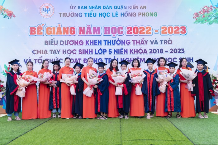 Học sinh lớp 5 tặng hoa tri ân các thầy cô giáo (Ảnh: LT)