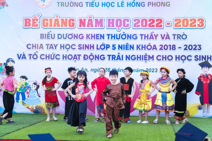 Học sinh nhà trường biểu diễn các tiết mục văn nghệ đặc sắc (Ảnh: LT)