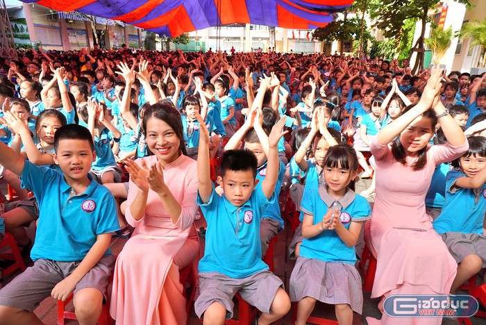 Giáo viên, học sinh Trường Tiểu học Chu Văn An vui mừng, phấn khởi trước những thành tích nhà trường đạt được trong năm học vừa qua (Ảnh: Vũ Dũng)