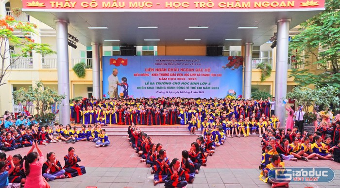 Lễ ra trường cho học sinh lớp 5 (Ảnh: Vũ Dũng)