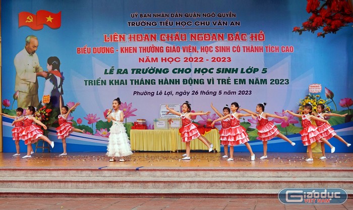 Các tiết mục văn nghệ do học sinh nhà trường biểu diễn (Ảnh: Vũ Dũng)