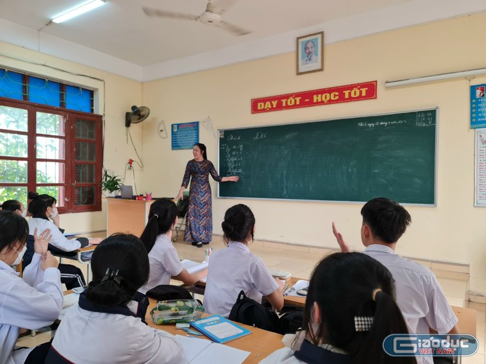 Cô giáo Nguyễn Thị Hạnh vẫn miệt mài truyền thụ kiến thức Địa lý cho học sinh (Ảnh: Lã Tiến)